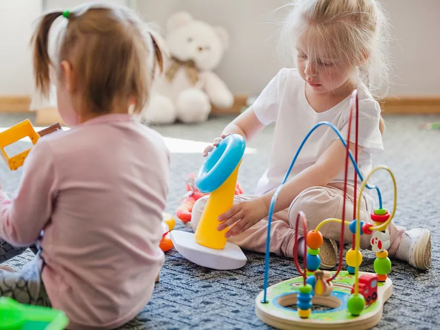 Dzieci bawiące się zabawkami edukacyjnymi